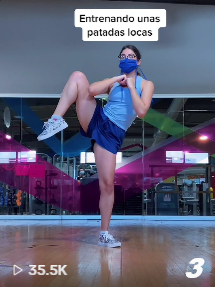 Entrenando unas patadas locas